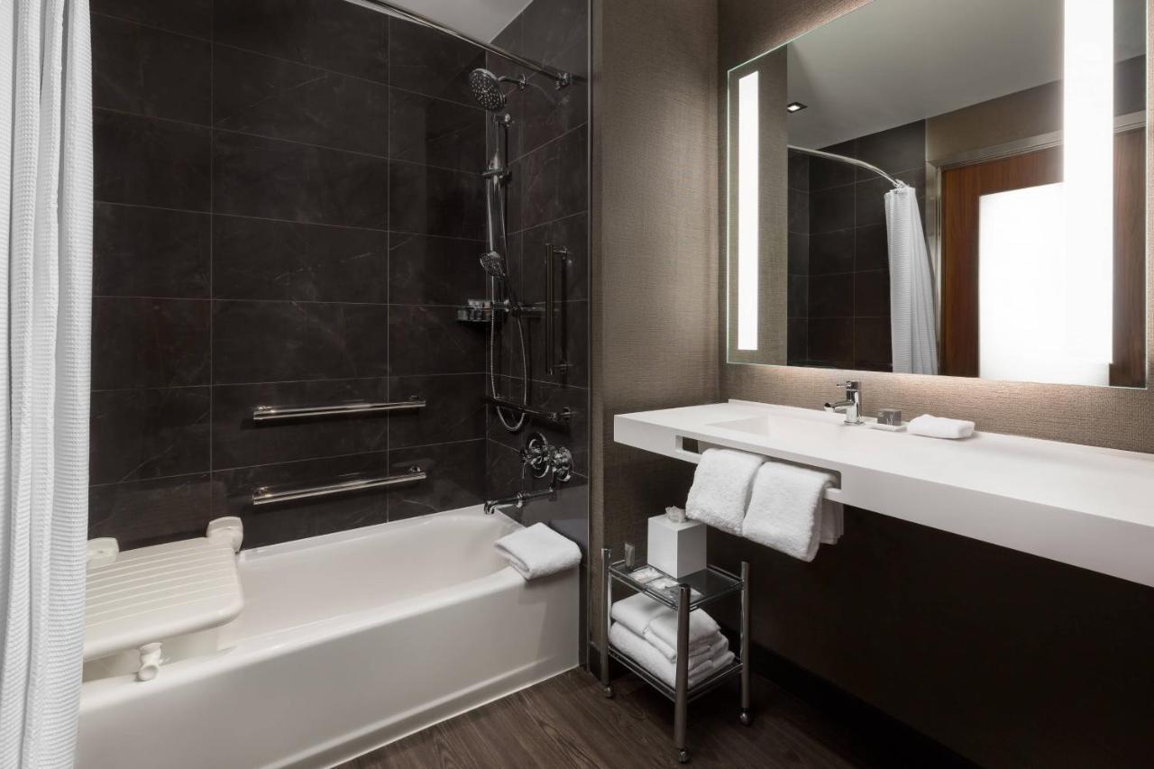 Ac Hotel By Marriott New York Times Square Exteriör bild
